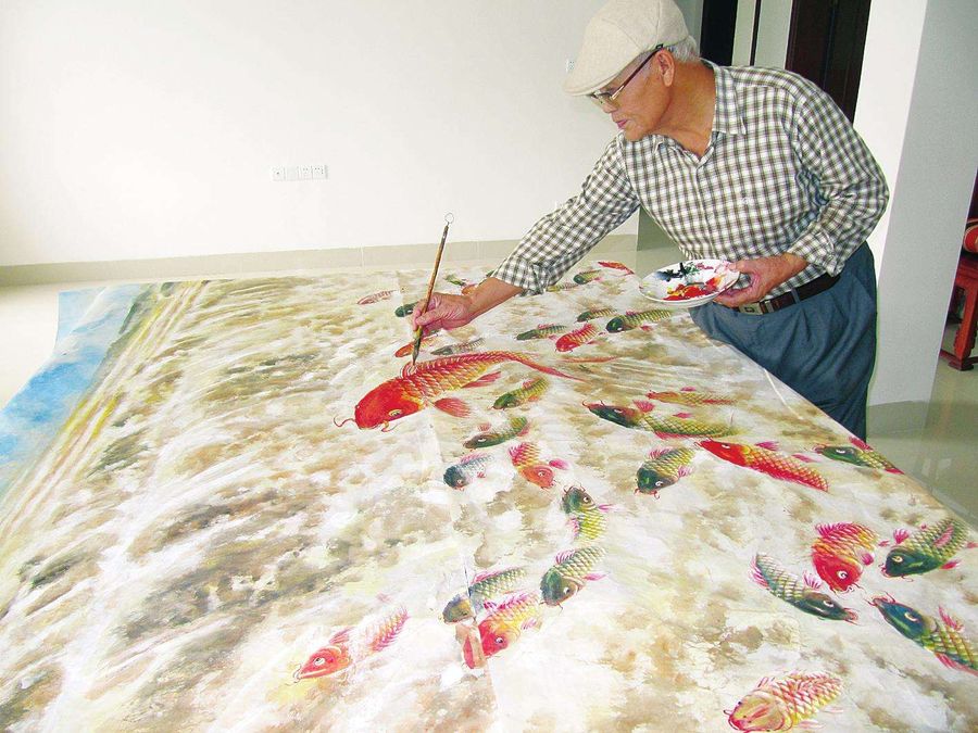 羅敏華在揮毫創(chuàng)作