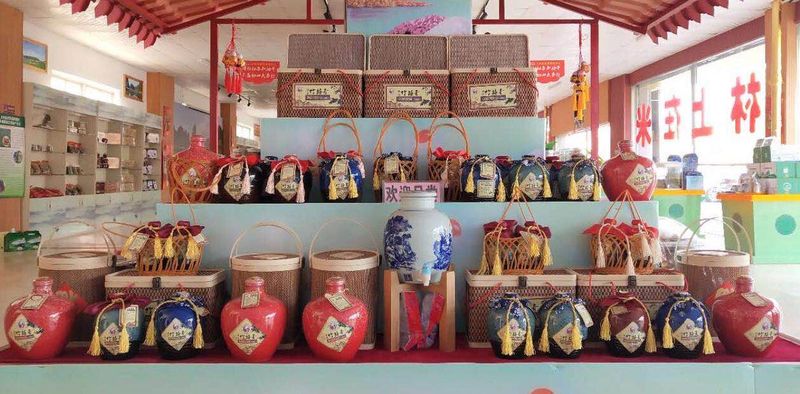 10.產(chǎn)品展示—— 將釀好的酒液灌入不同包裝，就可以向市場提供產(chǎn)品了。.jpg