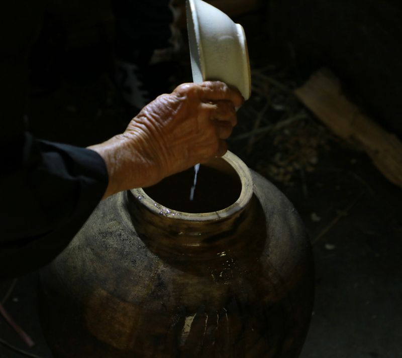 7.落缸發(fā)酵——并把分離出的酒液倒入酒壇中并放置貯酒間進(jìn)行長達(dá)30天的自然熟化。.jpg