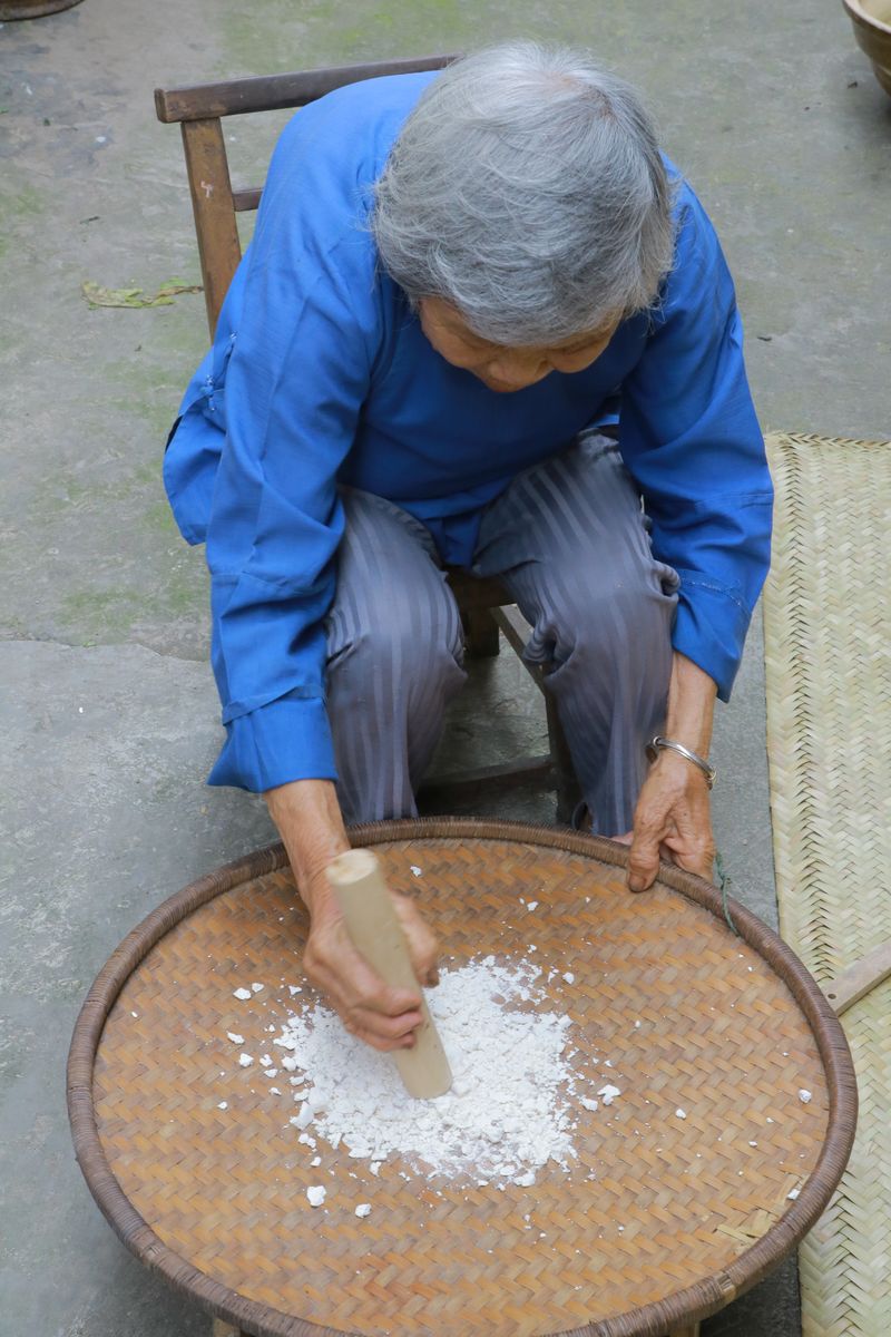 4.制作酒曲——用特殊技藝制作的酒曲，經(jīng)過手工碾成粉末.jpg
