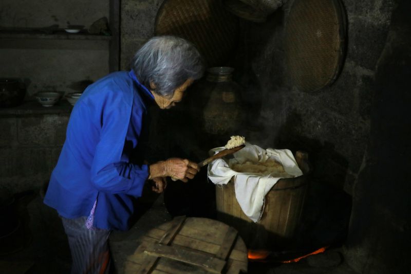 3.蒸飯——將浸泡后的米，置入蒸筒，經(jīng)3小時(shí)蒸汽蒸熟。.jpg